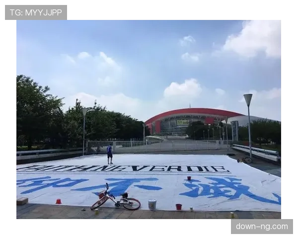 朗斯主场球迷展示巨型Tifo，庆祝俱乐部成立120周年